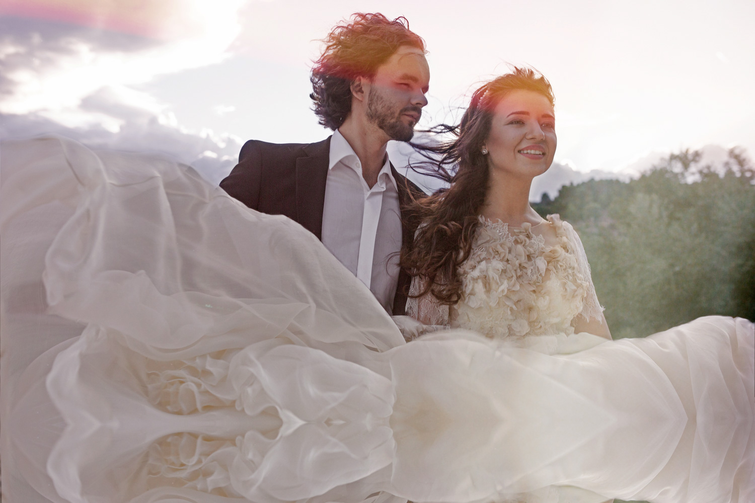Vestuvių fotografas fotografuoja nuotakos skraidančia suknelę