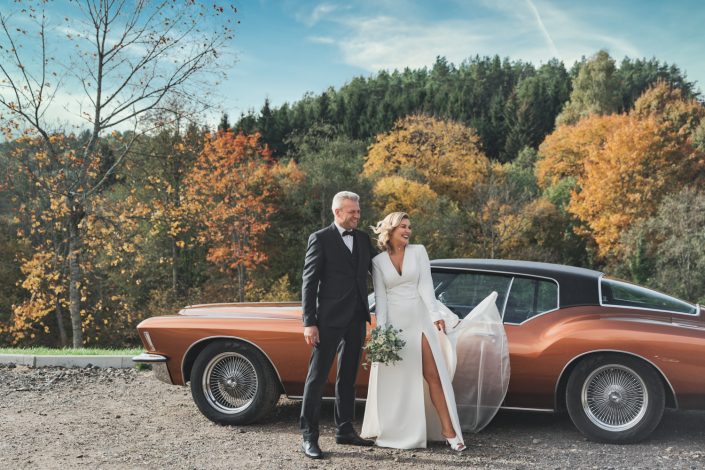 vestuvių fotografas vestuvės rudenį su automobiliu