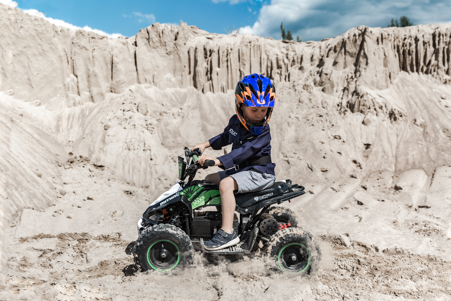 Vaiko fotosesija su Python žaliu keturračiu