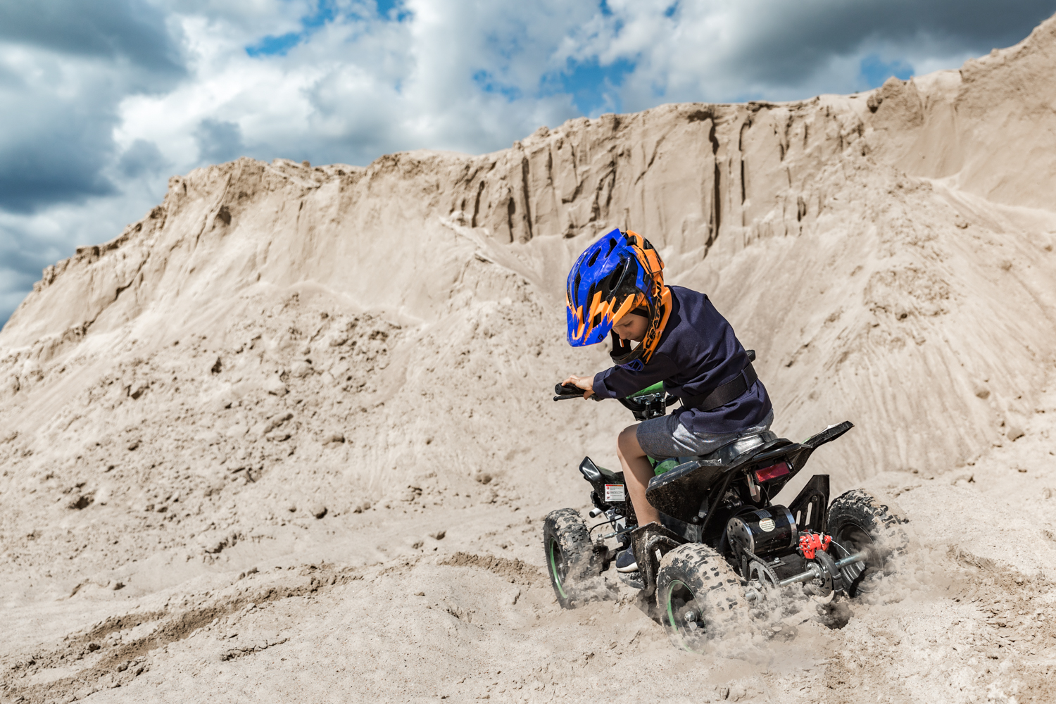 Berniukas vairuoja keturratį gimtadienio fotosesijoje