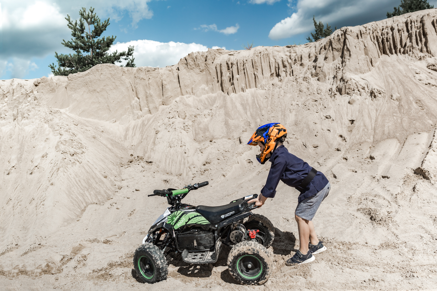 Smėlio karjere vaikas įklimpęs su Python keturračiu