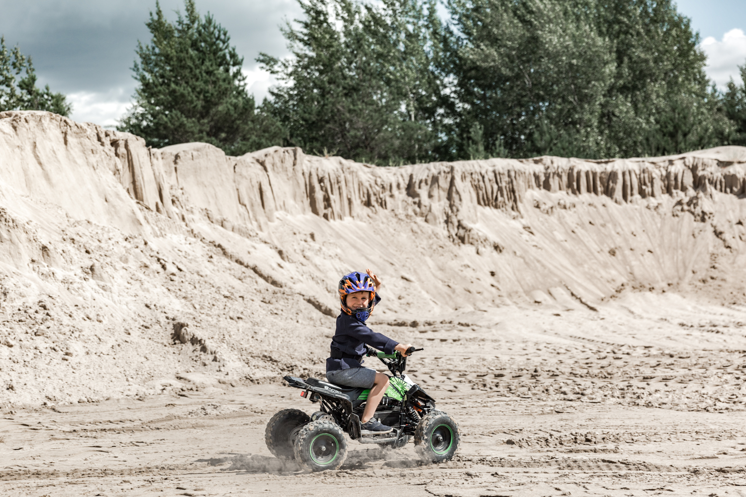 Berniukas ant keturračio mojuoja ranka