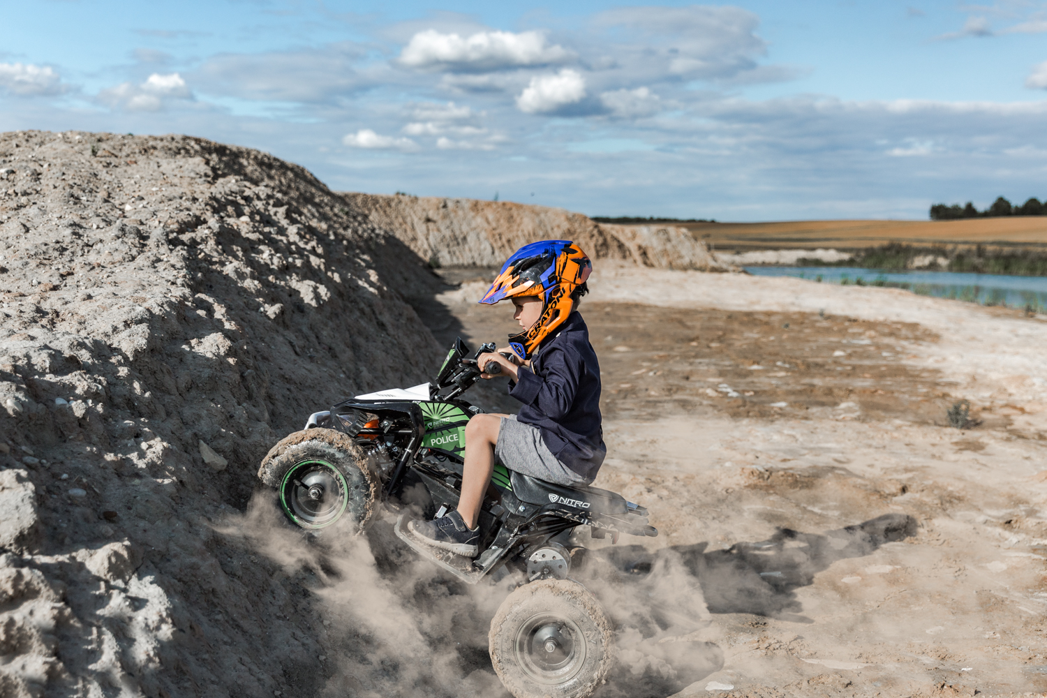 Berniukas ant keturračio važiuoja į kalną per gimtadienio fotosesiją