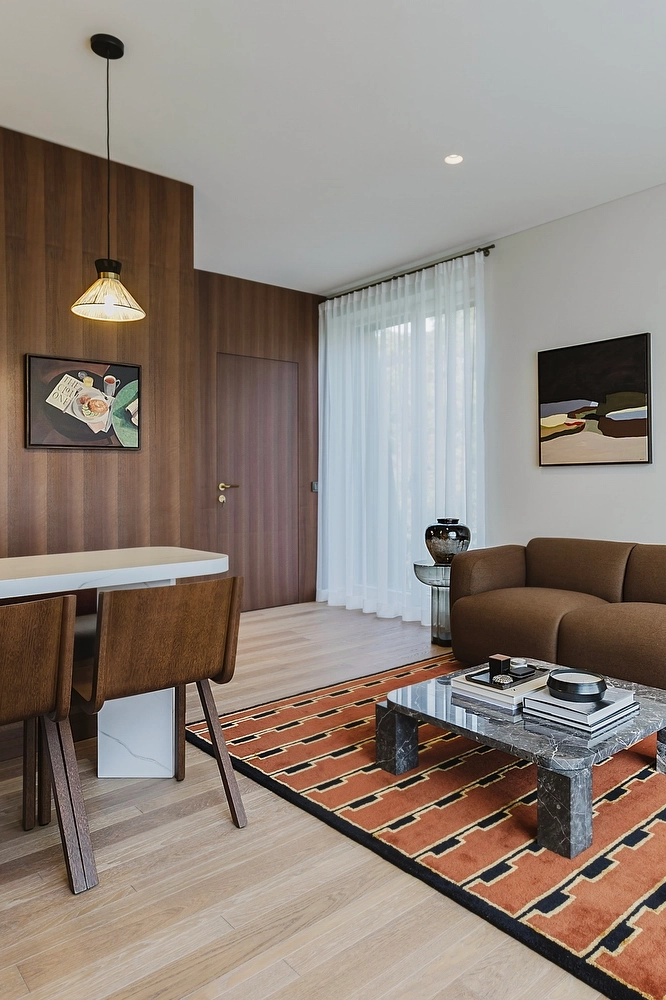 Moderni svetainė su sofa ir dideliais langais — interjero nuotrauka