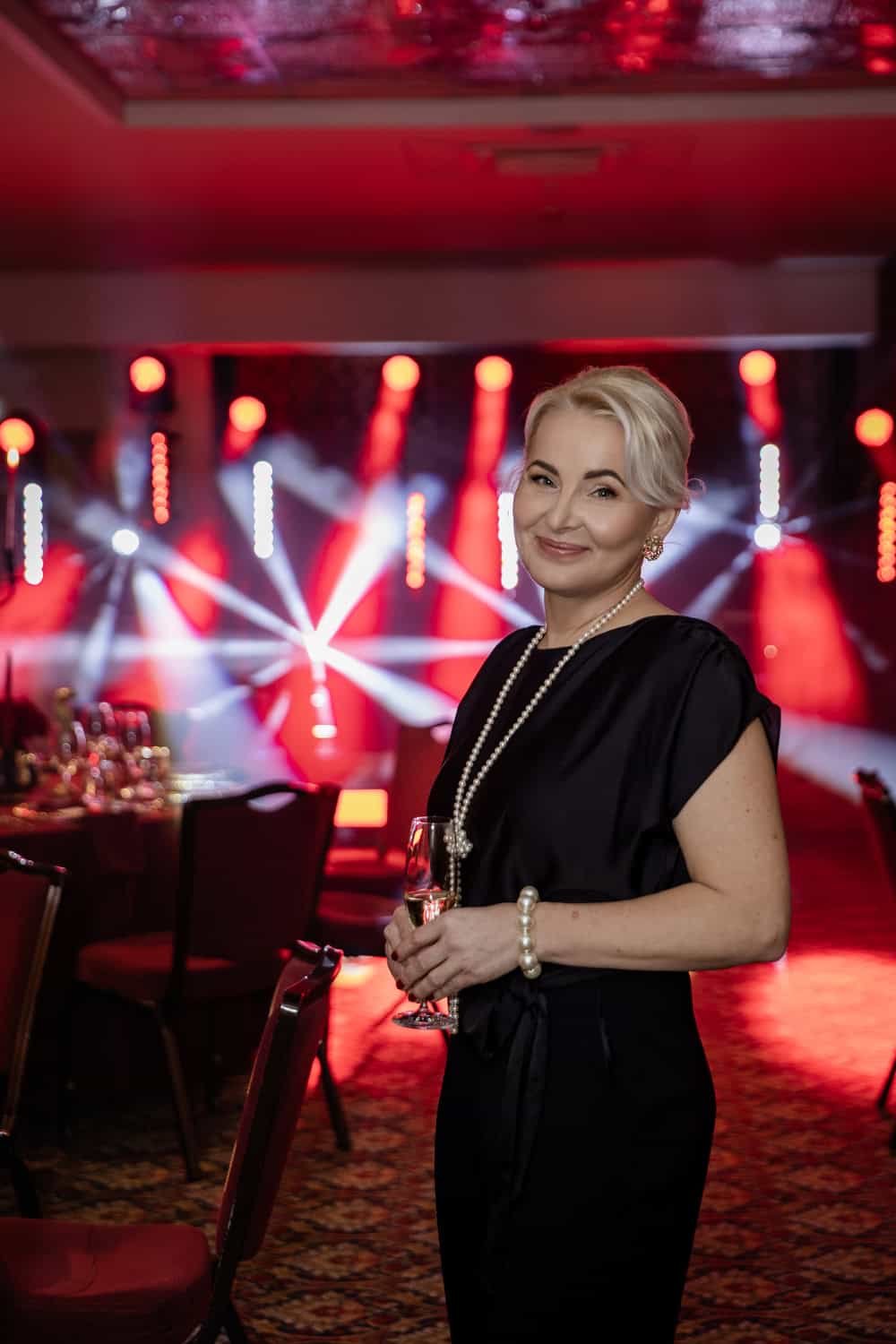 Gyvo garso muzikos grupės pasirodymas prvačiame įmonės renginyje su scenos šviesomis | Renginio fotografas
