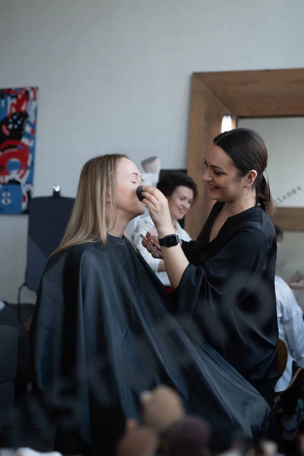 Vizažistė Dovilė daro dalykinį makiažą prieš verslo fotosesiją